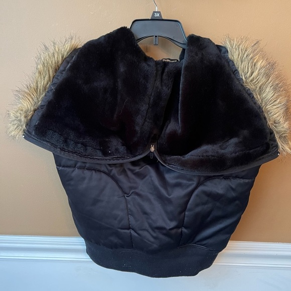 Urban Behavior Black Puffer Vest with Faux Fur Size Large - Picture 3 of 4